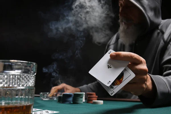 男性カードシャープなプレーでカジノ — ストック写真