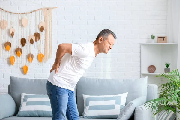 Älterer Mann leidet zu Hause unter Rückenschmerzen — Stockfoto