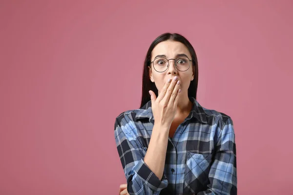 Retrato de mujer joven preocupada sobre fondo de color —  Fotos de Stock