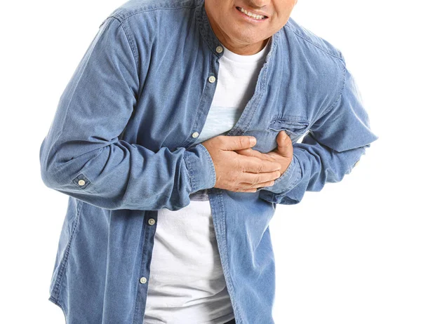 Älterer Mann erleidet Herzinfarkt auf weißem Hintergrund — Stockfoto