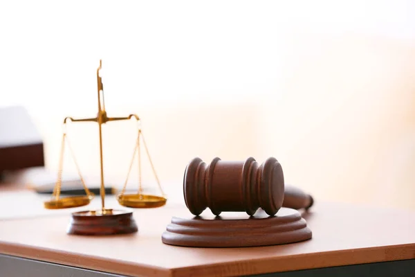 Scales of justice with judge's gavel on table in office — Stock Photo, Image