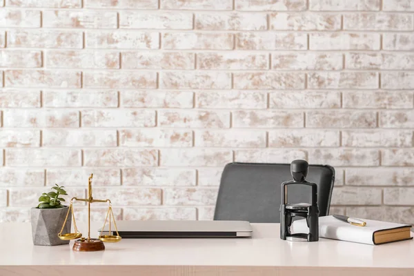 Lawyer's workplace with scales, stamp and laptop — Stock Photo, Image