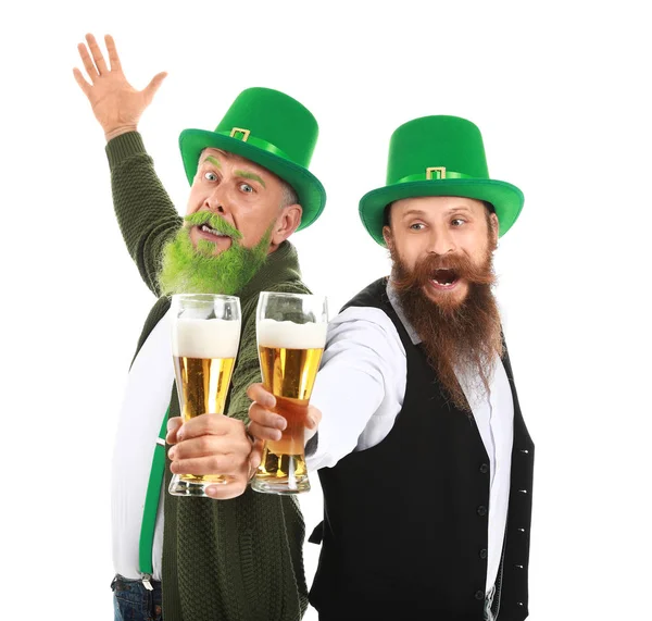 Homens barbudos com copos de cerveja no fundo branco. Celebração do Dia de São Patrício — Fotografia de Stock