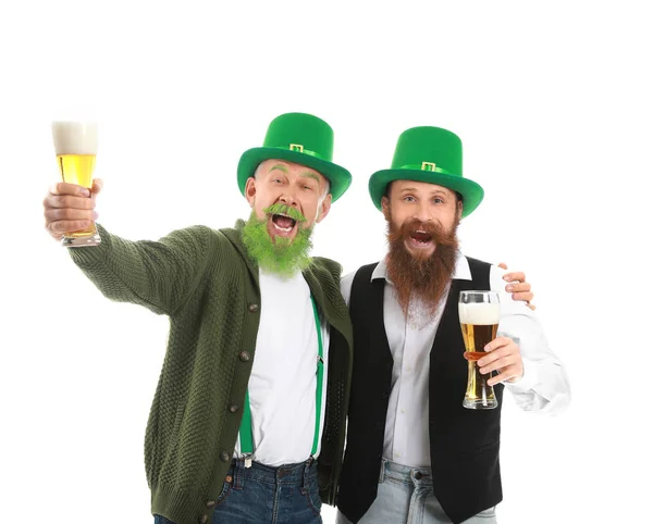 Hombres barbudos con vasos de cerveza sobre fondo blanco. Celebración del Día de San Patricio — Foto de Stock