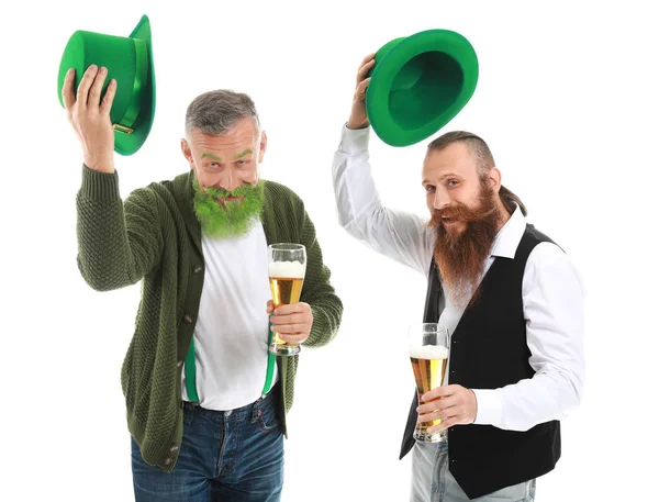 Beyaz arka planda bira bardakları olan sakallı adamlar. Aziz Patrick Günü kutlaması — Stok fotoğraf