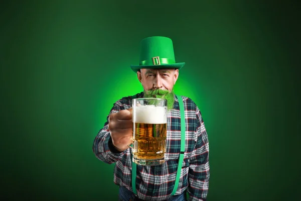 Rolig mogen man med ett glas öl på mörk bakgrund. St. Patrick 's Day firande — Stockfoto