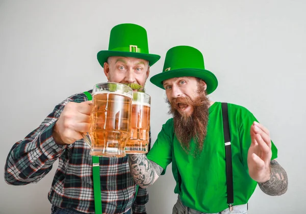 Baard mannen met een glas bier op een lichte achtergrond. St. Patrick 's Day viering — Stockfoto