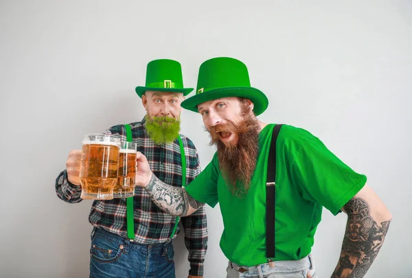 Hafif arka planda bira bardakları olan sakallı adamlar. Aziz Patrick Günü kutlaması — Stok fotoğraf