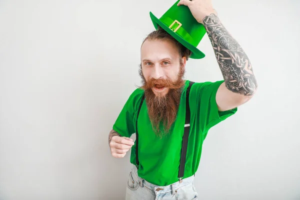 Een man met baard op een lichte achtergrond. St. Patrick 's Day viering — Stockfoto