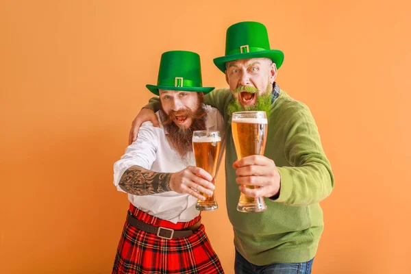 Hommes barbus avec des verres de bière sur fond de couleur. Célébration de la Saint Patrick — Photo