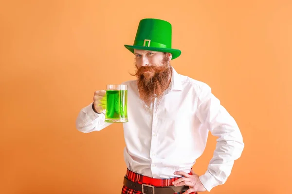 有胡子的男人，带着一杯啤酒，背景是彩色的。 圣帕特里克节庆祝活动 — 图库照片
