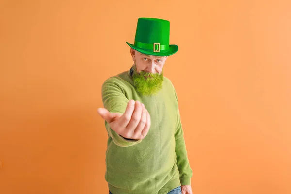 Funny mature man inviting viewer on color background. St. Patrick's Day celebration — 스톡 사진
