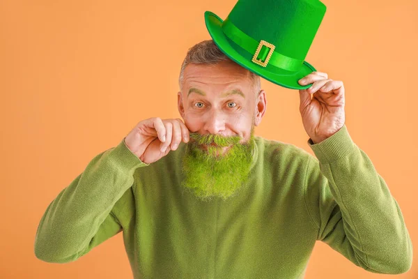 Funny mature man on color background. St. Patrick's Day celebration — Stock Photo, Image