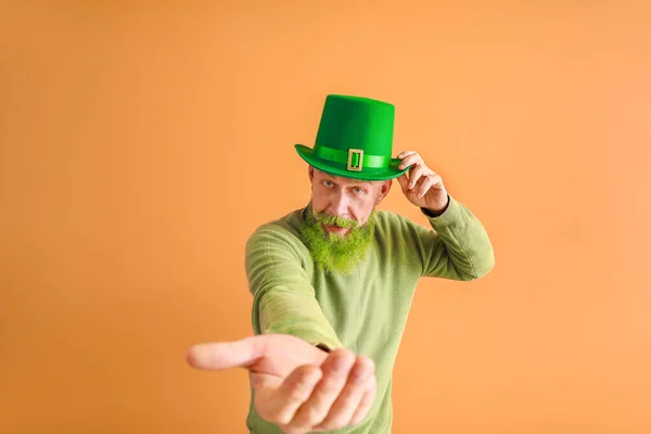 Grappige volwassen man uitnodigend kijker op kleur achtergrond. St. Patrick 's Day viering — Stockfoto