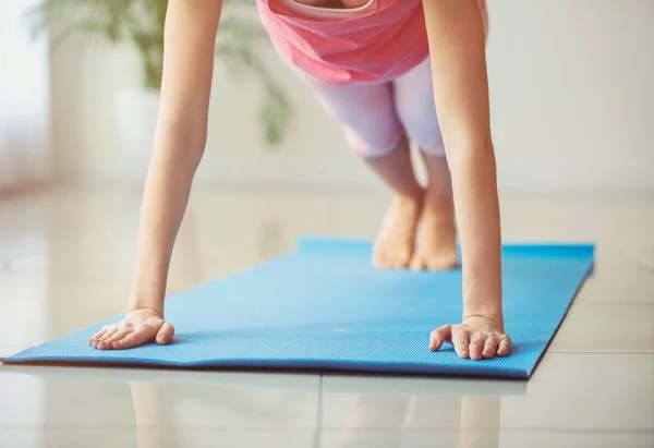 Hermosa joven practicando yoga en casa —  Fotos de Stock