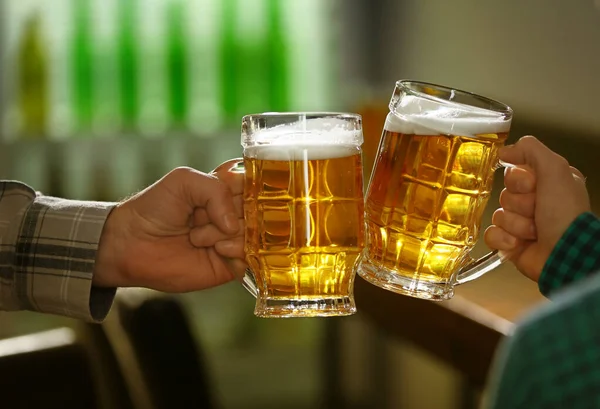 Amigos bebiendo cerveza fresca en el pub —  Fotos de Stock