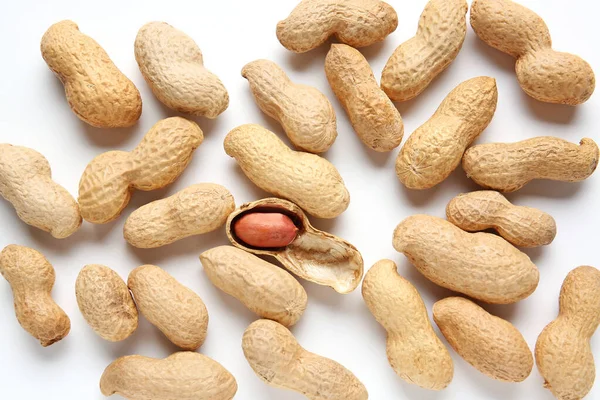 Cacahuetes sabrosos sobre fondo blanco — Foto de Stock