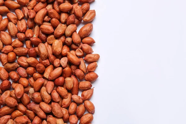 Leckere Erdnüsse auf weißem Hintergrund — Stockfoto
