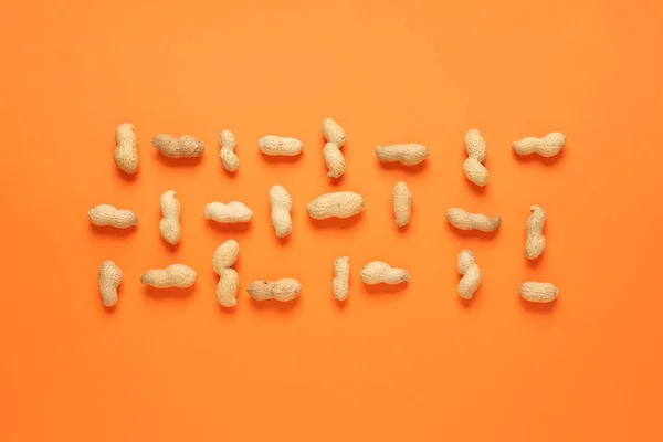 Välsmakande jordnötter på färgbakgrund — Stockfoto