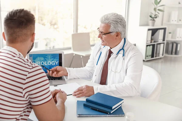 Jeune homme en visite urologue en clinique — Photo