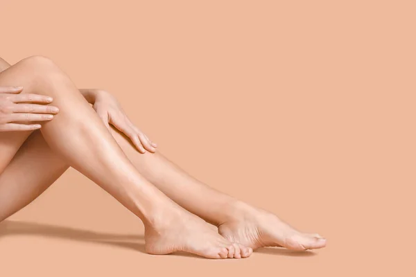 Nogi z piękną, młodą kobietę na kolor tła — Zdjęcie stockowe