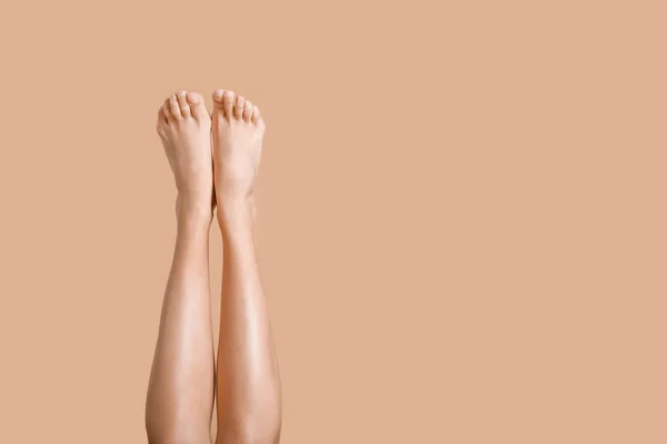 背景色の美しい若い女性の足 — ストック写真