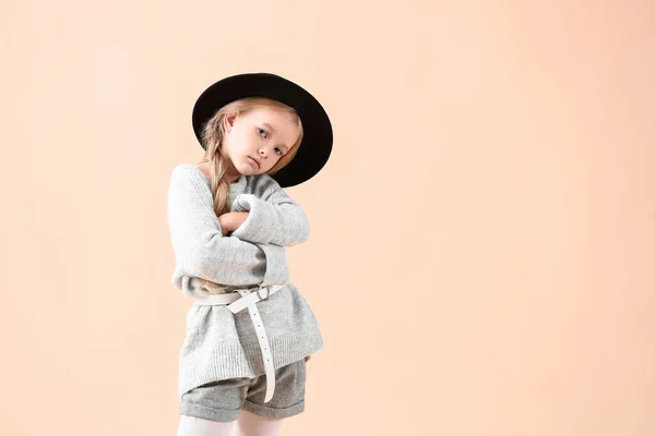 Linda niña en ropa de otoño sobre fondo claro —  Fotos de Stock