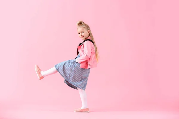 Roztomilé holčička v podzimním oblečení na barevném pozadí — Stock fotografie