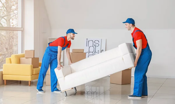 Loaders carrying furniture on moving day — Stock Photo, Image