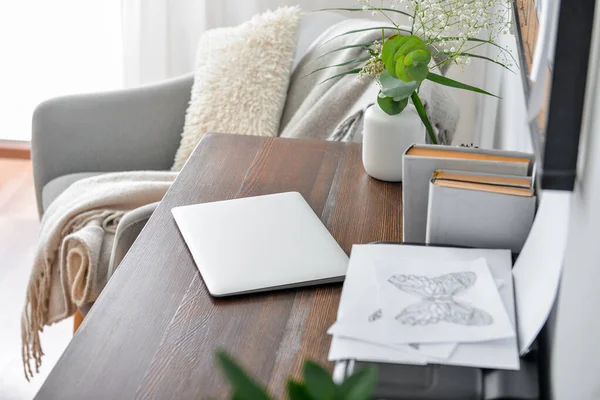 Lieu de travail confortable avec ordinateur portable dans une pièce moderne — Photo