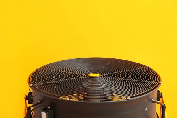 Renk arkaplanında elektrikli fan — Stok fotoğraf