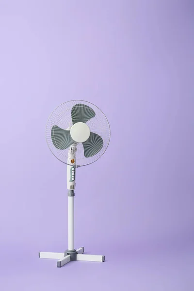 Ventilador eléctrico sobre fondo de color —  Fotos de Stock