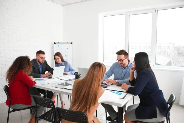 Collega 's bespreken de kwestie tijdens de zakelijke bijeenkomst in functie — Stockfoto