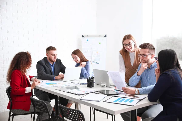 Kolleger diskuterar frågan vid ett affärsmöte — Stockfoto