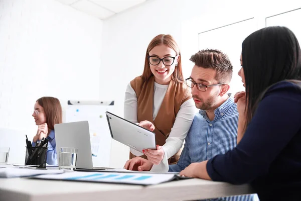 Kolleger diskuterar frågan vid ett affärsmöte — Stockfoto