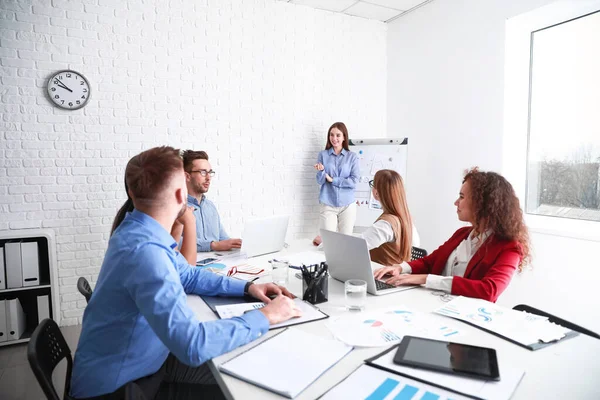 Колеги обговорюють питання на діловій зустрічі в офісі — стокове фото