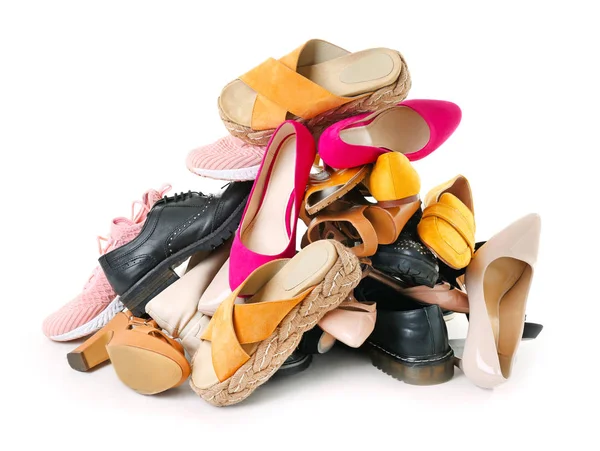 Heap de sapatos diferentes no fundo branco — Fotografia de Stock