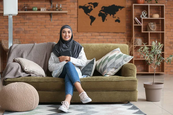 Gyönyörű arab nő könyv otthon — Stock Fotó