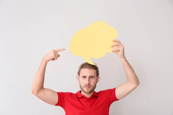 Jeune homme avec bulle de discours vierge sur fond gris — Photo