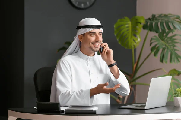 Homme d'affaires arabe travaillant au bureau — Photo