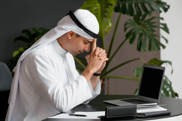 Portrait of Arab businessman praying in office — Stock Photo, Image