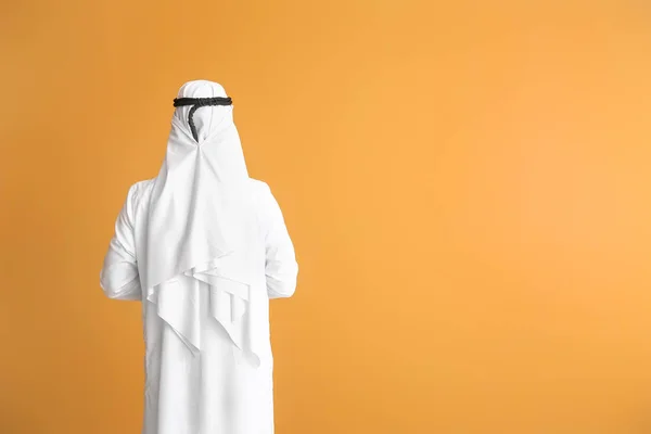 Handsome Arab man on color background, back view — 스톡 사진