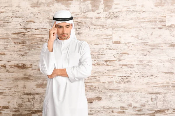 Jóképű arab férfi fa háttér — Stock Fotó