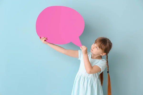 Χαριτωμένο μικρό κορίτσι με κενό φούσκα ομιλία στο φόντο χρώμα — Φωτογραφία Αρχείου