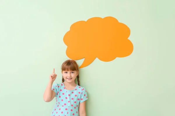 Aranyos kislány üres beszéd buborék és emelt mutatóujj színes háttér — Stock Fotó