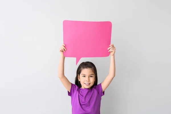 Menina bonito com bolha de fala em branco no fundo branco — Fotografia de Stock