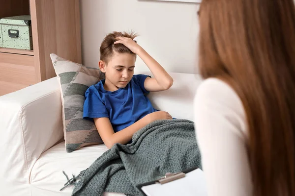 Kvinnelig psykolog som jobber med trist gutt i embetet – stockfoto