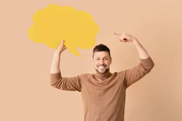 Hombre con burbuja de habla en blanco sobre fondo de color — Foto de Stock