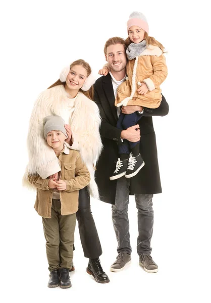 Familia feliz en ropa de invierno sobre fondo blanco — Foto de Stock