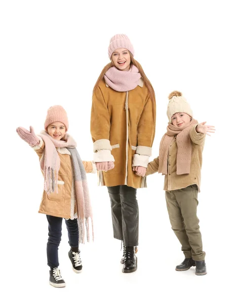 Mulher e seus filhos em roupas de inverno no fundo branco — Fotografia de Stock